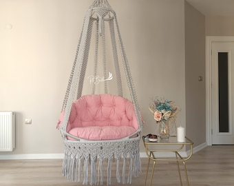 Grauer Makramee-Hängesessel mit rosa Kissen - Boho Runde Schaukel