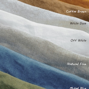 Puede incluir: Una colecci&oacute;n de muestras de tela dobladas dispuestas en una pila vertical. Los colores est&aacute;n etiquetados como Burnt Orange, Honey Mustard, Coffee Brown, White Dove, Off White, Natural Flax, Muted Blue y Olive Green, mostrando texturas variadas.