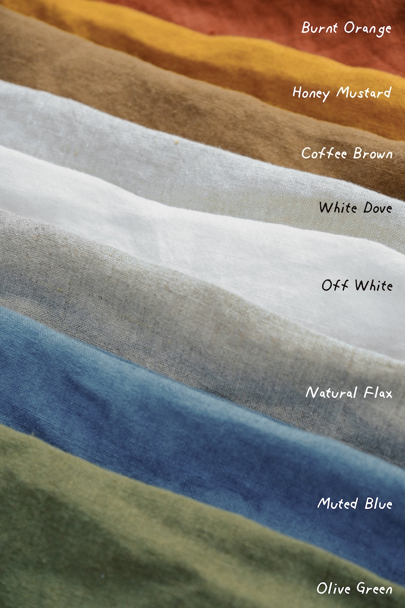 Puede incluir: Una colecci&oacute;n de muestras de tela dobladas dispuestas en una pila vertical. Los colores est&aacute;n etiquetados como Burnt Orange, Honey Mustard, Coffee Brown, White Dove, Off White, Natural Flax, Muted Blue y Olive Green, mostrando texturas variadas.