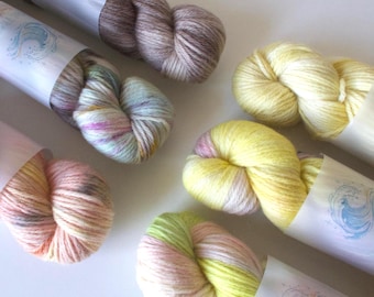Handgefärbtes Garn | Alpaka Soft Kollektion | Reverie Serie | 65 % Wolle, 35 % Alpaka | DK / Worsted, 100 g, ca. 200 m | mit Werkzeugtasche