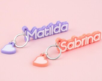ラブハートネームキーホルダー：パーソナライズされたアクリルスクールバッグタグ
