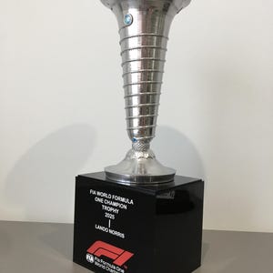 Lando Norris 2025 World F1 Championship Replica Handgjord Trophy (STOR)