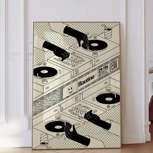 Può includere: Stampa grafica in bianco e nero con mani che operano giradischi. La parola "Routine" è visualizzata, insieme a una faccina sorridente e alla data "29/04". L'opera d'arte ha uno sfondo a pois ed è incorniciata in oro.