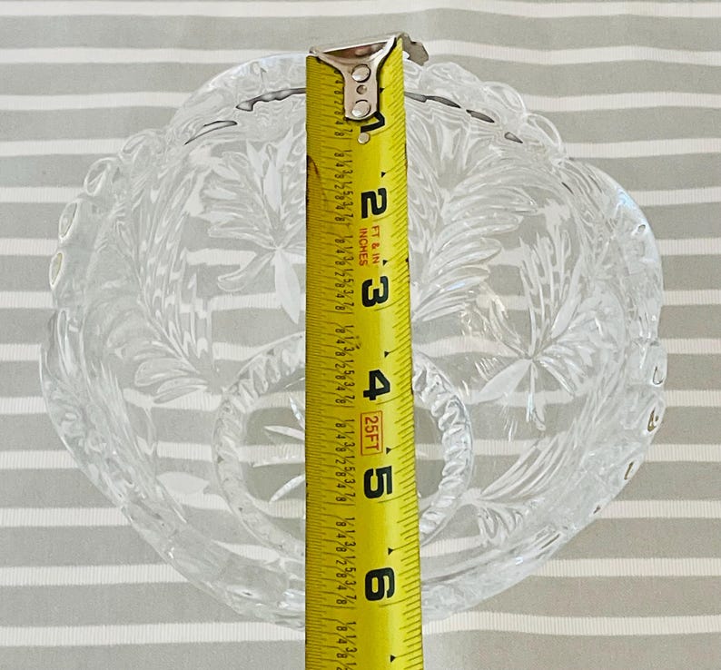 Peut inclure: Bol en verre transparent avec un motif floral d&eacute;coratif. Le bol mesure environ 12,7 cm de diam&egrave;tre, mesur&eacute; par un m&egrave;tre ruban jaune. Le bol a un bord festonn&eacute;.