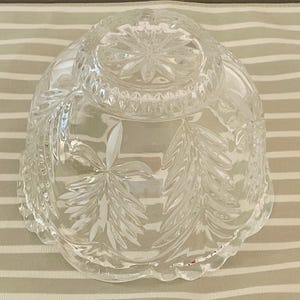 Peut inclure: Bol en verre transparent avec un motif de feuilles d&eacute;coratif. Le bol pr&eacute;sente un bord festonn&eacute; et un motif en forme d'&eacute;toile sur la base. Il est con&ccedil;u pour servir ou d&eacute;corer.