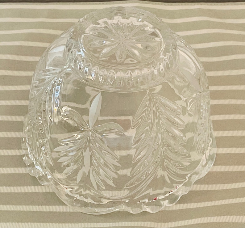 Peut inclure: Bol en verre transparent avec un motif de feuilles d&eacute;coratif. Le bol pr&eacute;sente un bord festonn&eacute; et un motif en forme d'&eacute;toile sur la base. Il est con&ccedil;u pour servir ou d&eacute;corer.
