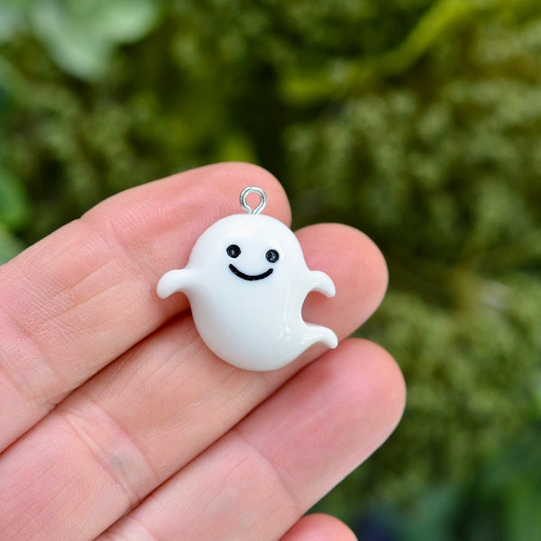 BULK 20   Ghost White Plastic Charms SC4134