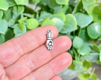 1 Charm Claddagh Corazón en Mano, tono plata SC3862