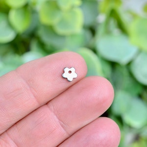 25 Stainless Steel Tiny Flower Blank Charms SC6423