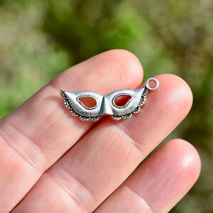 1  Mask Silver Tone  Charm SC6429