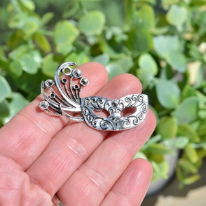 1 Mardi Gras Mask Silver Tone Charm SC6983