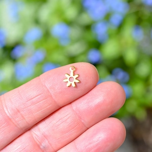 1 Stainless Steel Tiny Flower Gold Tone Charm GC5708