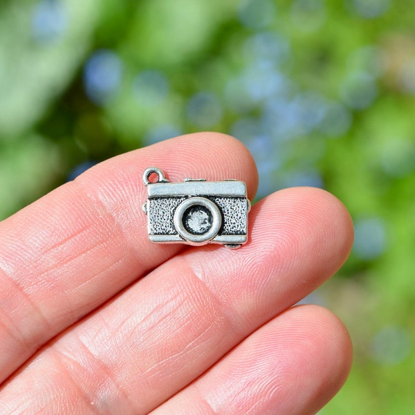 1  Camera Silver Tone Charm SC2930