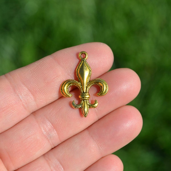 1 Fleur De Lis Gold Tone Charm GC5551