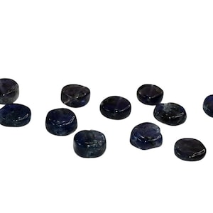 Peut inclure: Douze petites pierres rondes de lapis-lazuli bleu foncé.