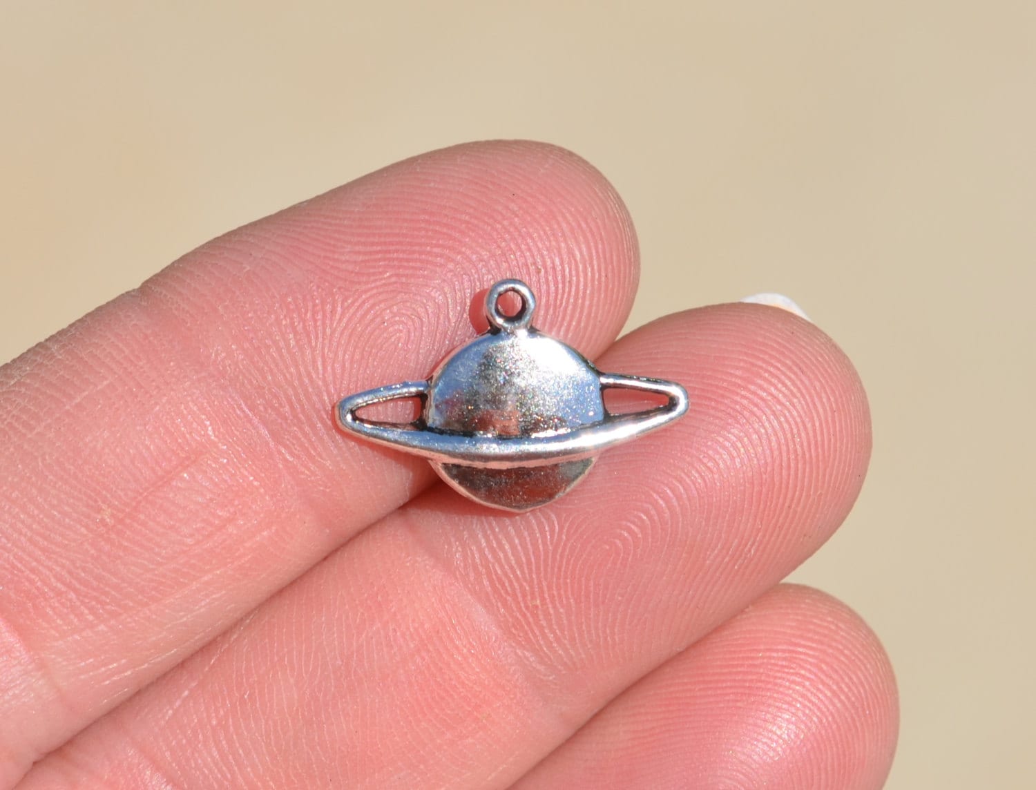 10 Saturn planet charms in silver tone C343