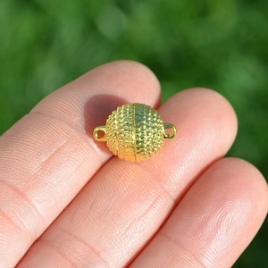 1  Round Magnetic Gold Tone Clasp F507