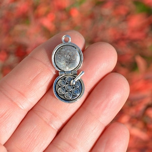 1 Compact Makeup Silver Tone Charm SC5001