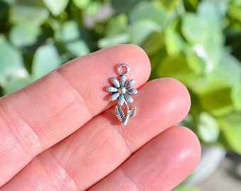 10   Daisy Silver Tone Charms SC6776