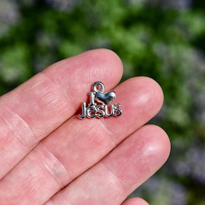 10   I LOVE JESUS Silver Tone Charms SC5901
