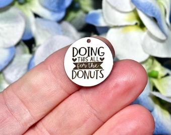Cadeau drôle pour professeur, breloque Tout faire pour les beignets, bijoux humour pour professeur, cadeau collègue, pendentif gravé CC2171