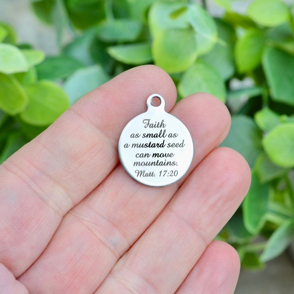 La fe, aunque sea pequeña como una semilla de mostaza, mueve montañas. Mateo 17:20. Charm personalizado de acero inoxidable grabado con láser CC121.