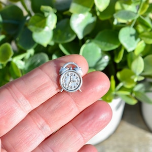 1   Alarm Clock Silver Tone Charm SC6417