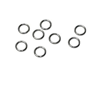 Op de afbeelding: Een verzameling van zeven kleine, ronde zilverkleurige metalen buigringen. Elke ring heeft een dunne draadconstructie met een zichtbare opening, ontworpen voor het verbinden van sieradenonderdelen. De ringen zijn in een verspreid patroon gelegd.