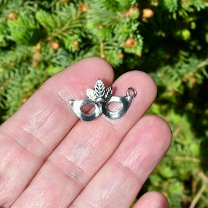1  Mask Silver Tone  Charm SC4044