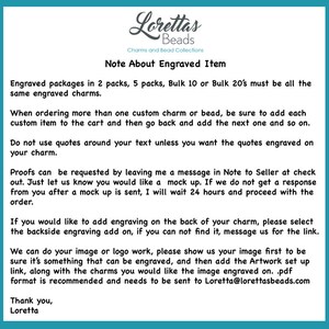 Op de afbeelding: Een notitie over gegraveerde artikelen van Lorettas Beads, een winkel die charms en kralencollecties verkoopt. De notitie legt uit hoe je gegraveerde charms bestelt, hoe je proefdrukken aanvraagt en hoe je een gravure aan de achterkant van een charm toevoegt. Het legt ook uit hoe je artwork voor een aangepaste beeldgravure kunt indienen.
