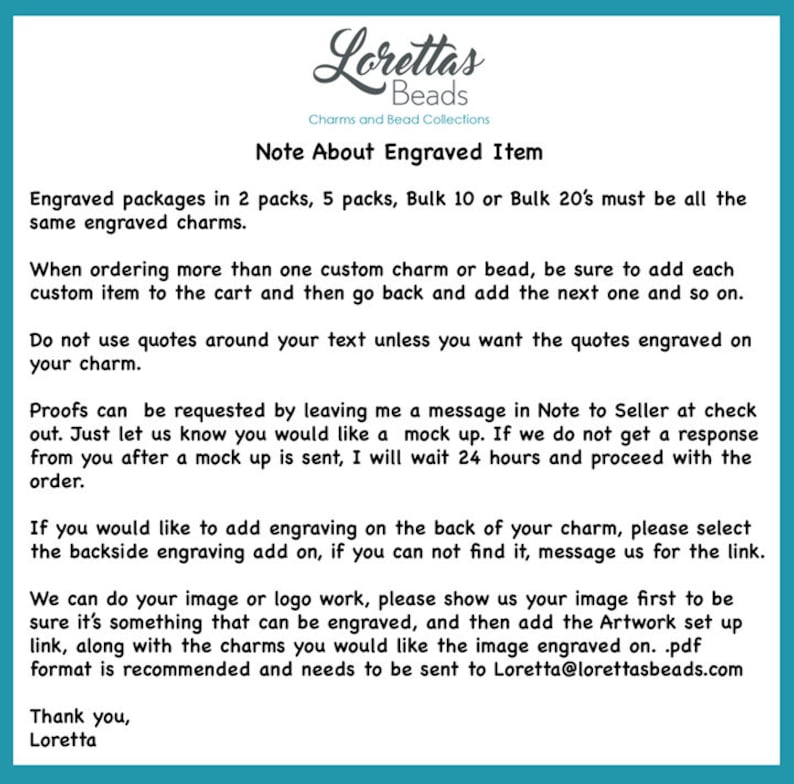 Op de afbeelding: Een notitie over gegraveerde artikelen van Lorettas Beads, een winkel die charms en kralencollecties verkoopt. De notitie legt uit hoe je gegraveerde charms bestelt, hoe je proefdrukken aanvraagt en hoe je een gravure aan de achterkant van een charm toevoegt. Het legt ook uit hoe je artwork voor een aangepaste beeldgravure kunt indienen.