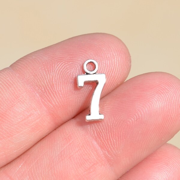 BULK 20 Number 7 Silver Tone Charms SC6120