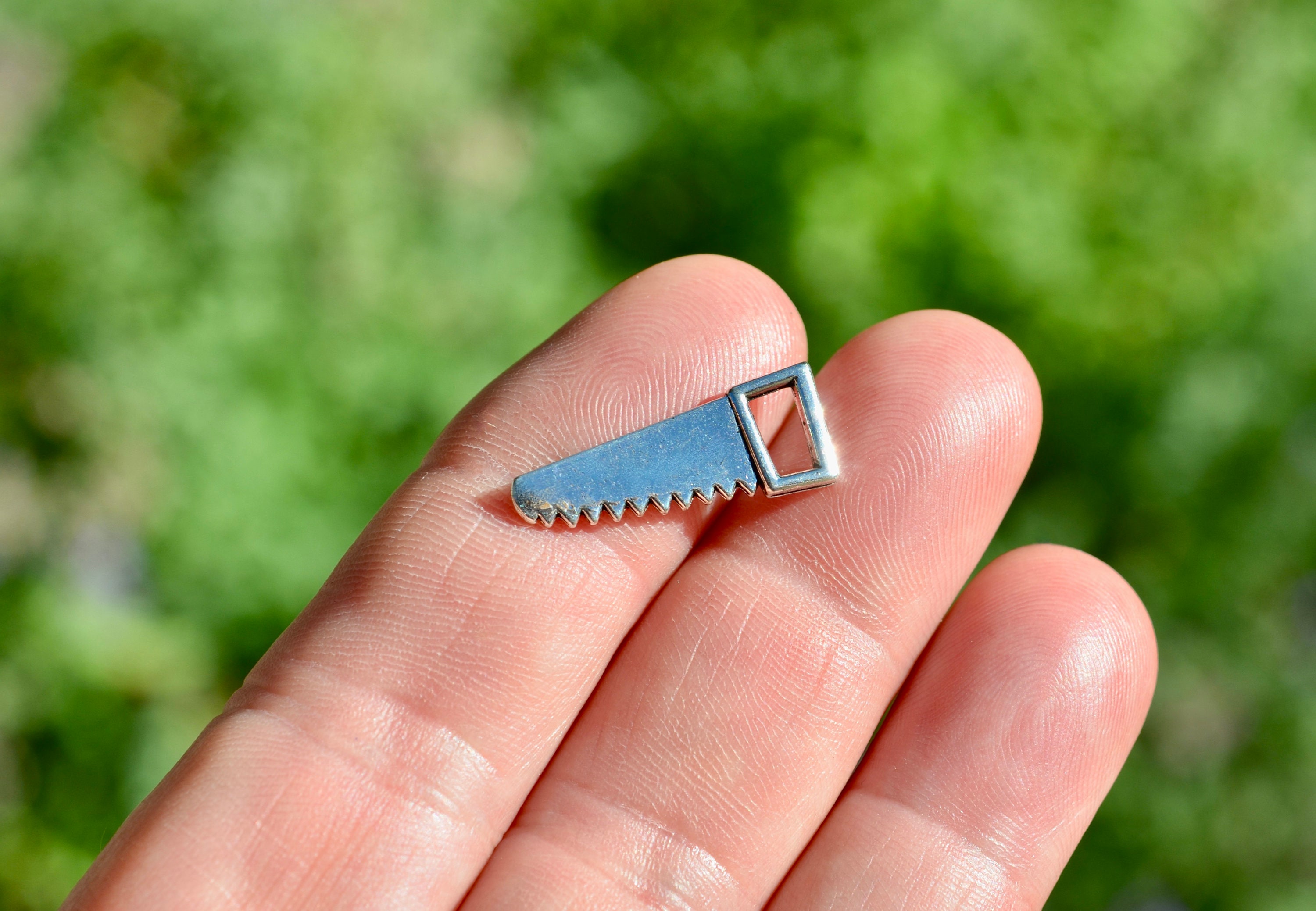 1 Hand Saw Silver Tone Charm SC5811
