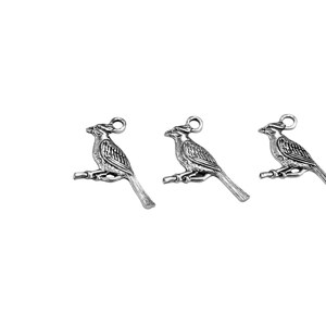 K&ouml;nnte beinhalten: Drei silberne Vogel-Anh&auml;nger mit einer &Ouml;se zum Anbringen an Schmuck oder andere Bastelarbeiten.