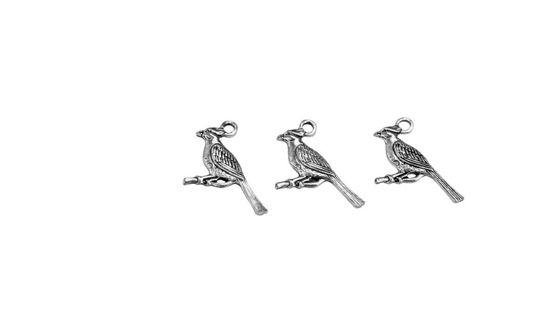 K&ouml;nnte beinhalten: Drei silberne Vogel-Anh&auml;nger mit einer &Ouml;se zum Anbringen an Schmuck oder andere Bastelarbeiten.