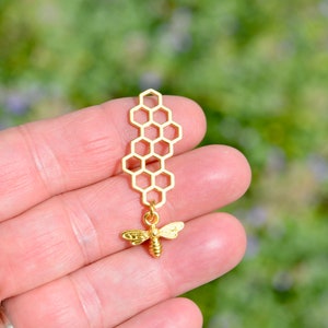 5 Honeycomb with a little Bee attached, Gold Tone Charms GC5262