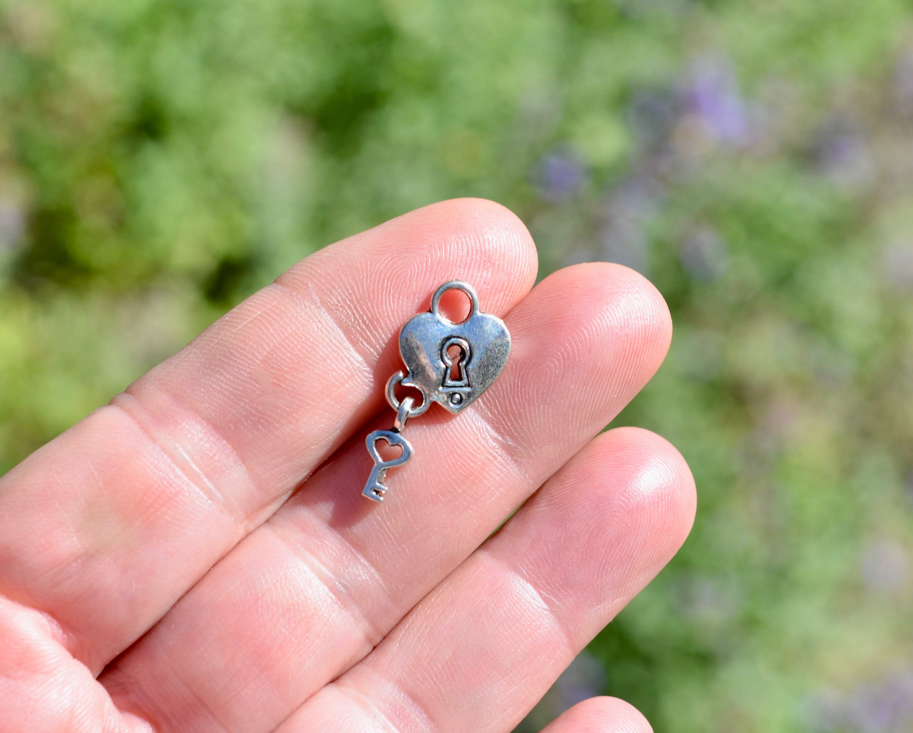 1  Heart Padlock Silver Tone Charm SC6524