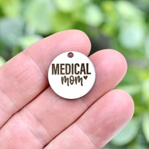 Charm de acero inoxidable grabado con láser personalizado para mamás médicas CC455 imagen 1