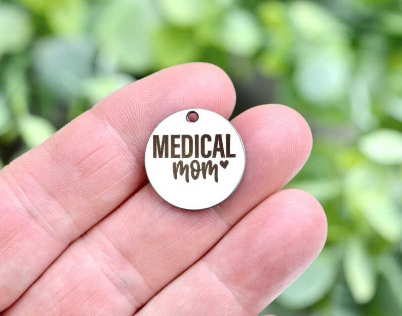 Charm de acero inoxidable grabado con láser personalizado para mamás médicas CC455 imagen 1