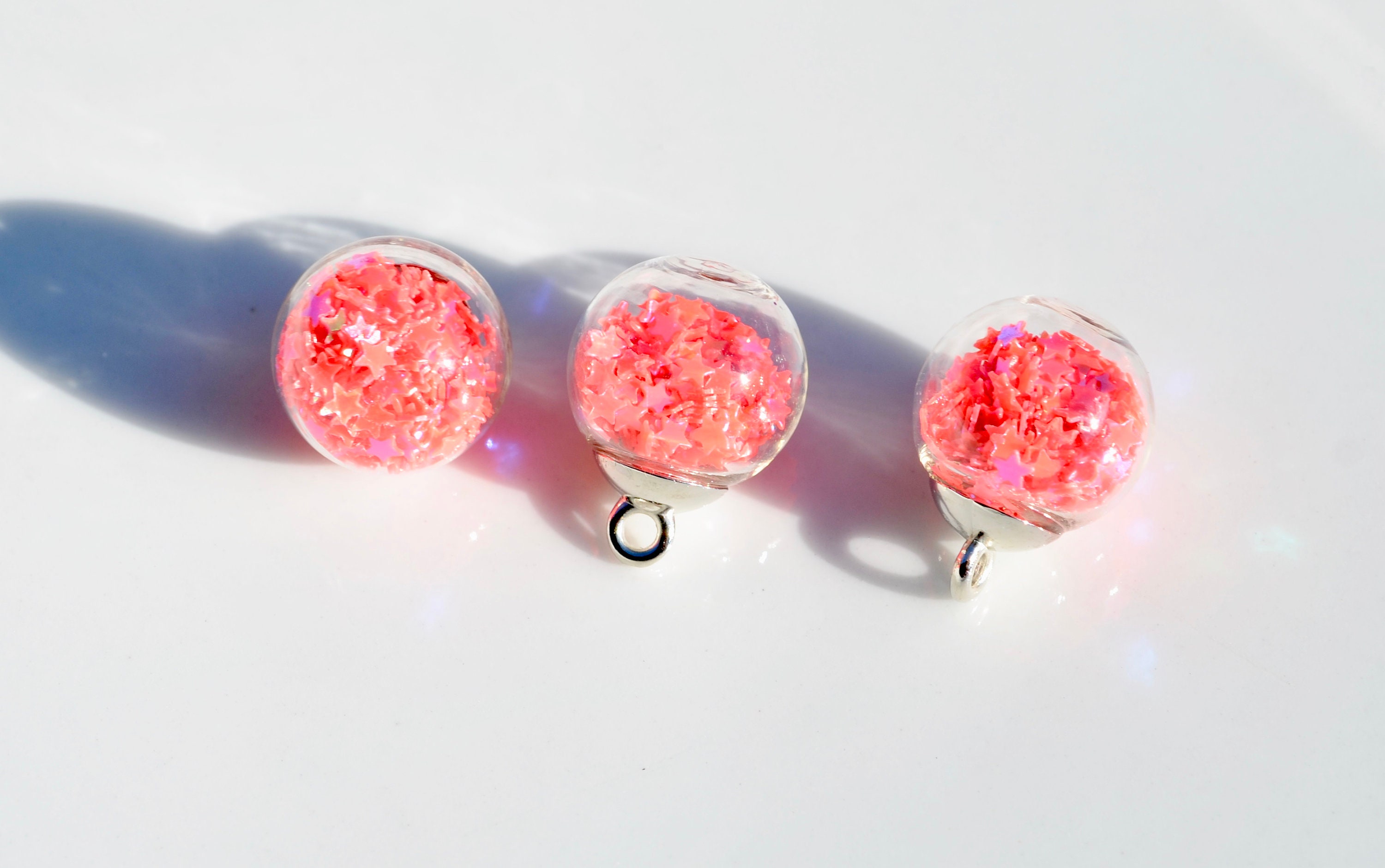 PINK PRESENT GLITTER GLOBE WITH NUTCRACKER