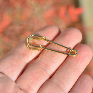5  Safety Pin Gold Tone Brooches F496