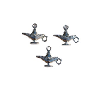 Puede incluir: Tres abalorios de l&aacute;mpara de genio plateados con un bucle para sujetar a un collar o pulsera.