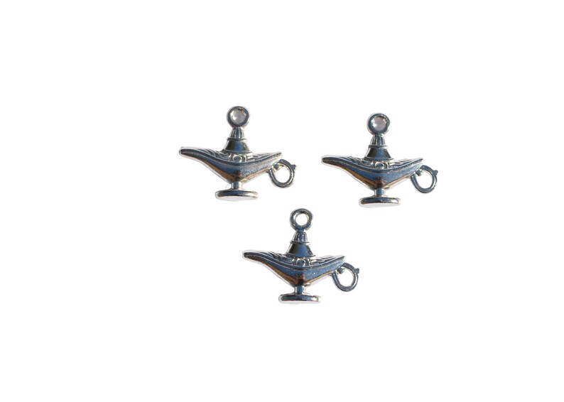 Puede incluir: Tres abalorios de l&aacute;mpara de genio plateados con un bucle para sujetar a un collar o pulsera.