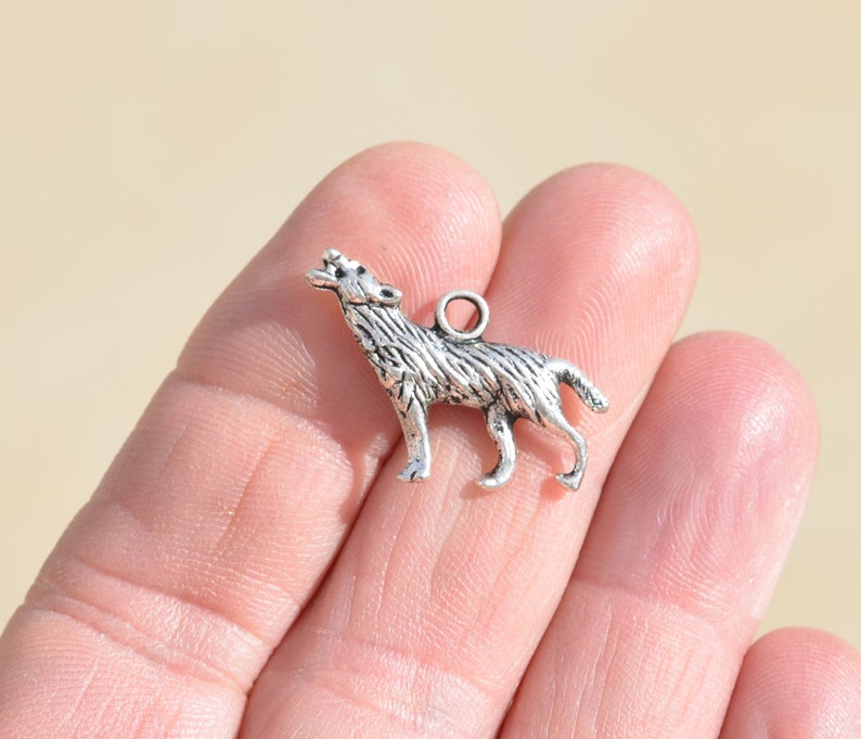 BULK 20 Howling Dog or Wolf Charms SC2919