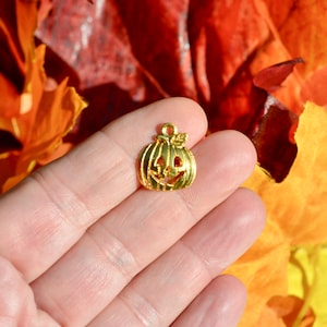 1 Pumpkin Jack O Lantern Gold Tone Halloween Charm GC5004
