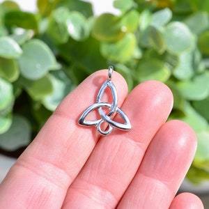 1   Triquetra Silver Tone Connector Charm SC3472