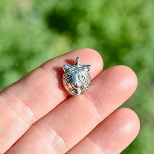 A GRANEL 50 Encantos de tono plateado con cara de tigre SC1697