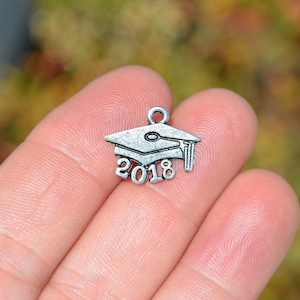 1  Graduation Cap 2018 Silver Tone Charm SC3741