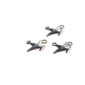 Puede incluir: Tres colgantes de plata con forma de l&aacute;mpara m&aacute;gica de Aladino. Cada colgante tiene un bucle para sujetarlo a un collar o pulsera.