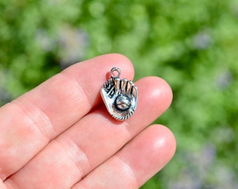 thumbnail interactive-video image 1 of Double Sided Silver Arrow Head Charms – Bulk Pack (4, 20, Or 50 Pcs) – AS210 1 of 2